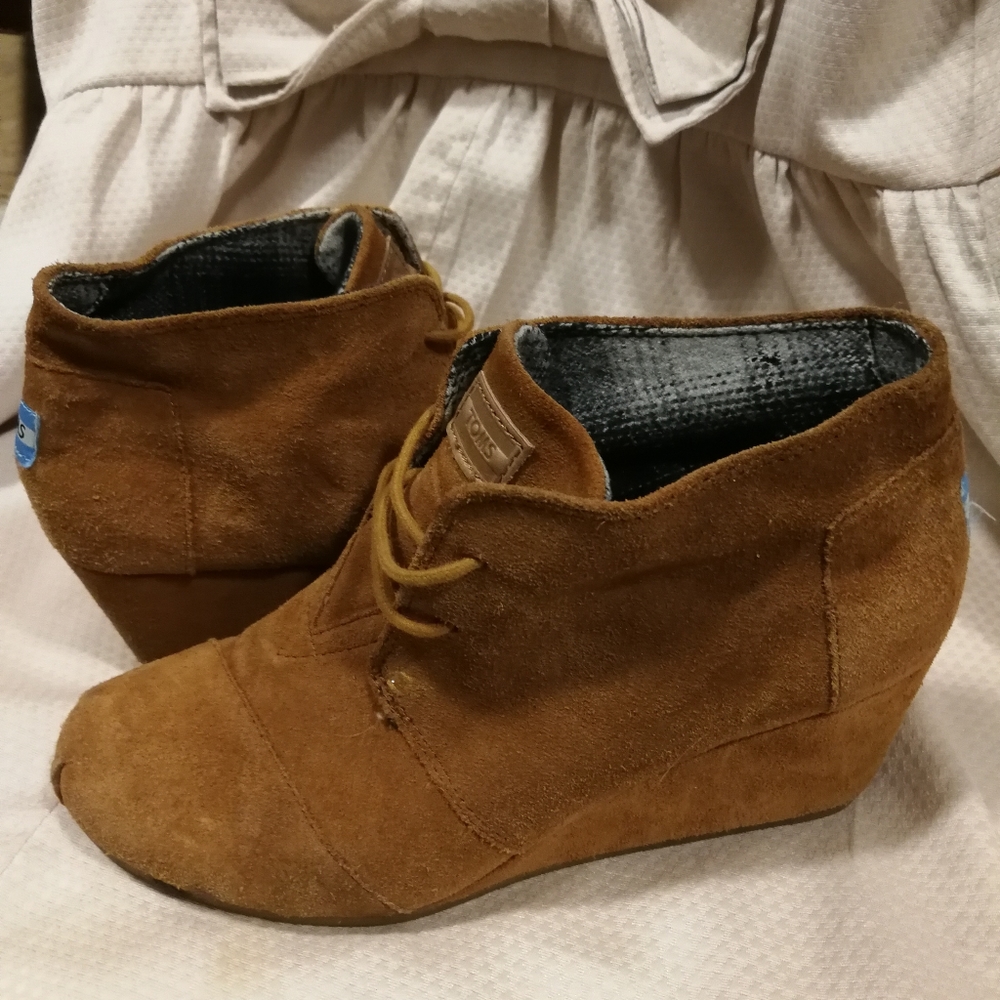 TOMS Tan suede booties